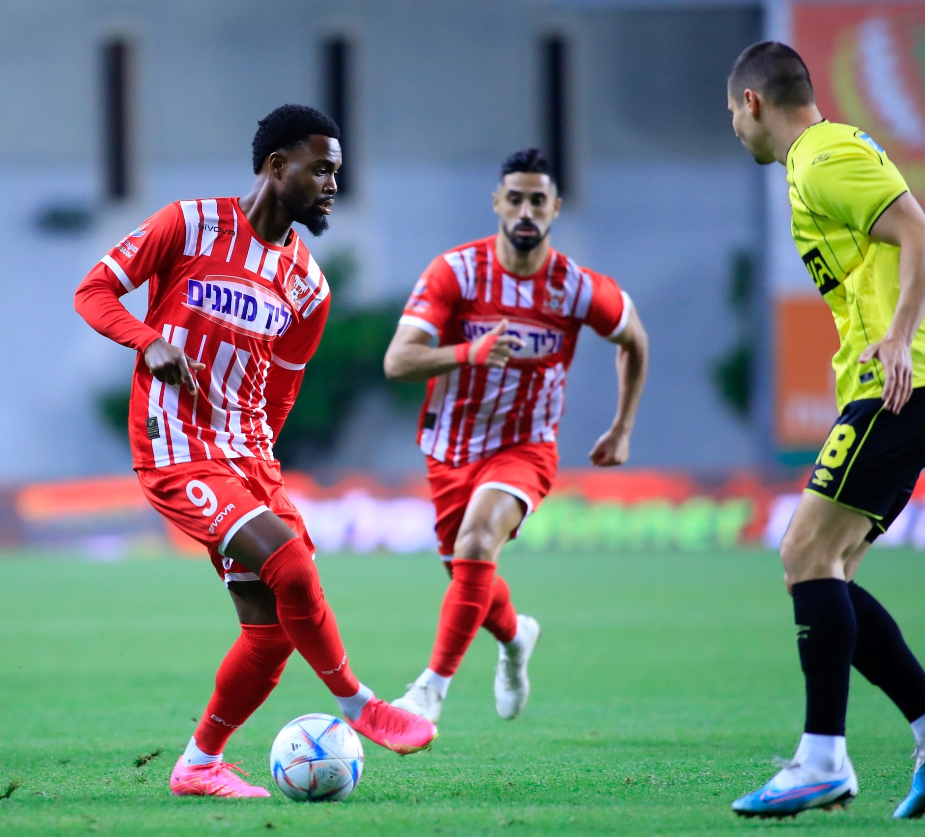 نجم سخنين بيرم كيال في الوسط